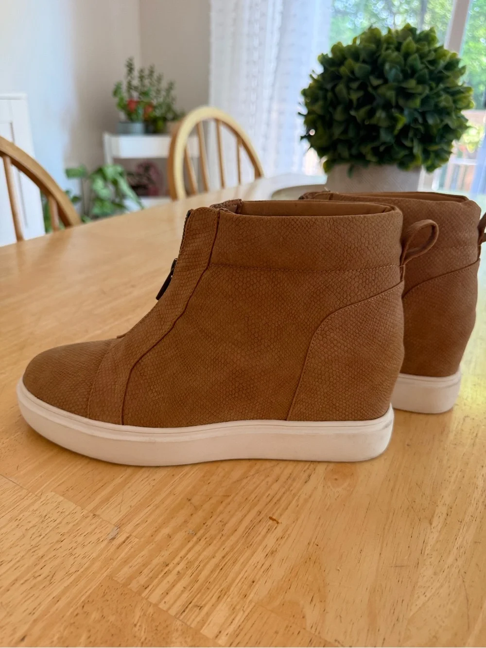 N/A tan wedge